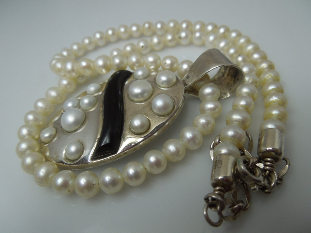 q359 Pretty Pearl Necklace and Sterling Silver Pendant and Clasp