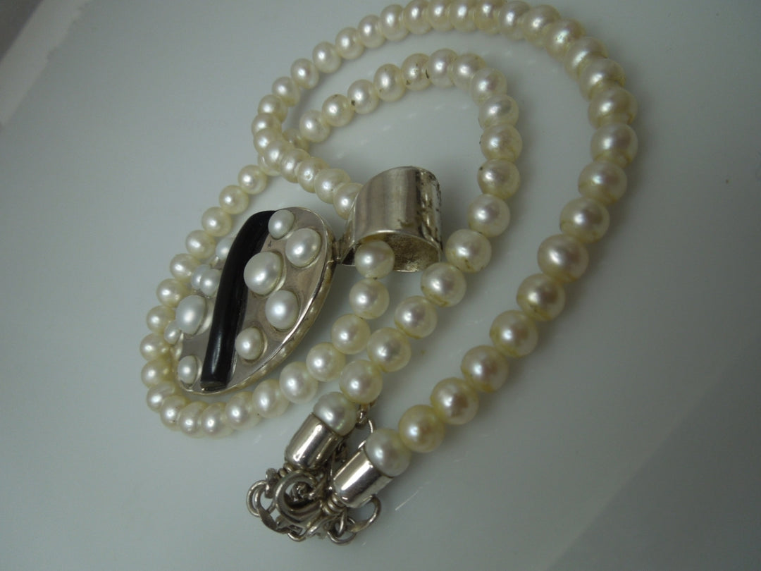 q359 Pretty Pearl Necklace and Sterling Silver Pendant and Clasp