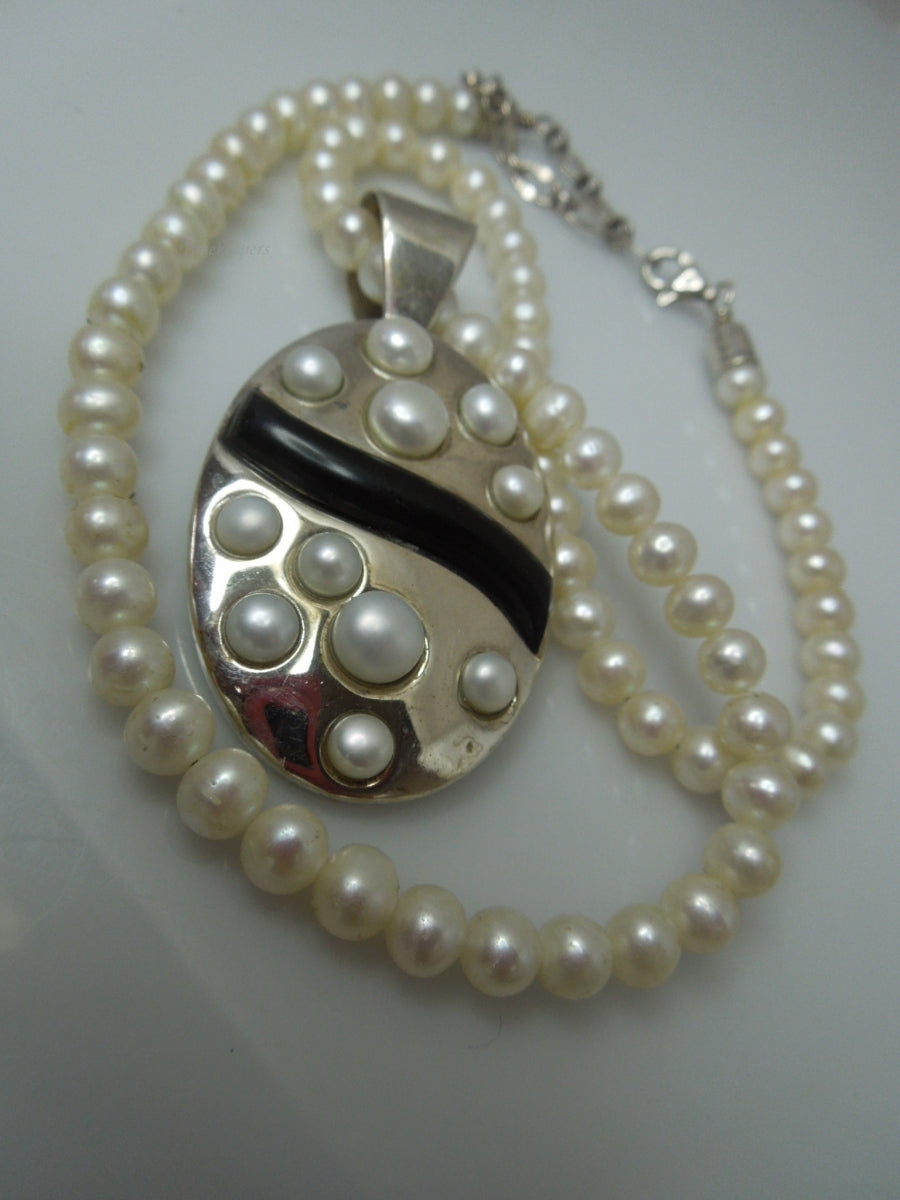 q359 Pretty Pearl Necklace and Sterling Silver Pendant and Clasp