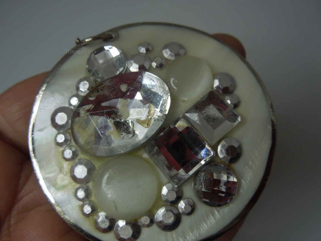 q362 Mother of Pearl Pendant decorated with Gemstone