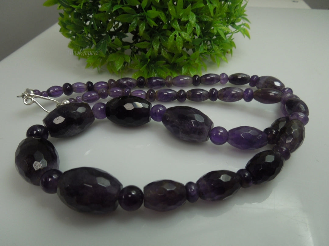 q365 Beautiful Amethyst Graduated Beads with Sterling Silver Clasp