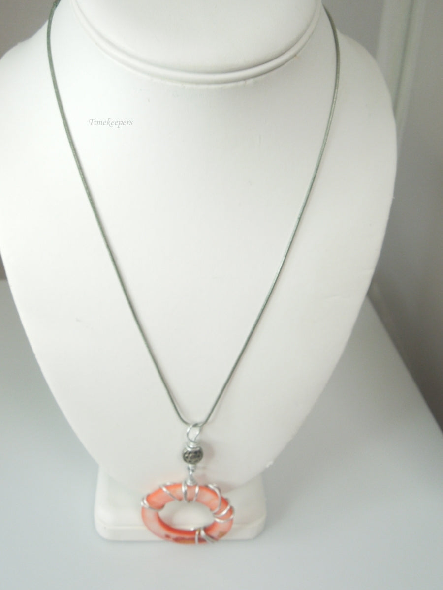 q389 Beautiful Silver Tone Necklace and Big Round Pendant