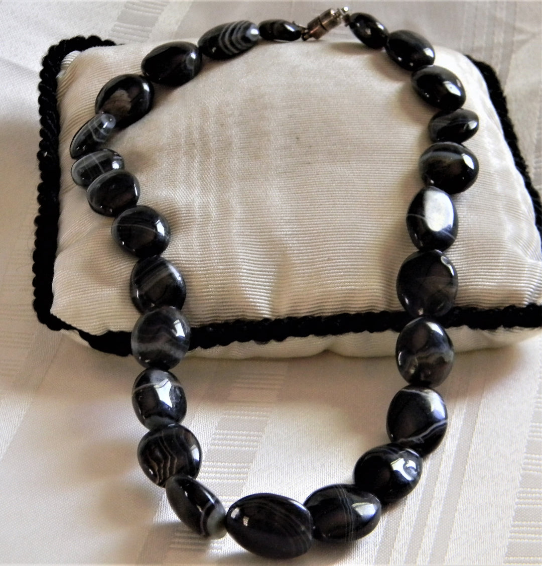 h770 Beautiful Flat Beaded Necklace in Black Agate with Magnetic clasp