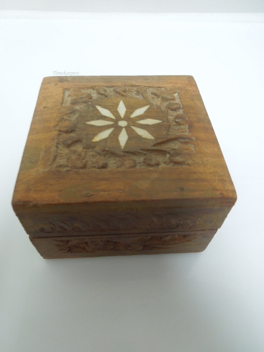 r751 Vintage Small Square Wooden Keepsake Box Hand Carved