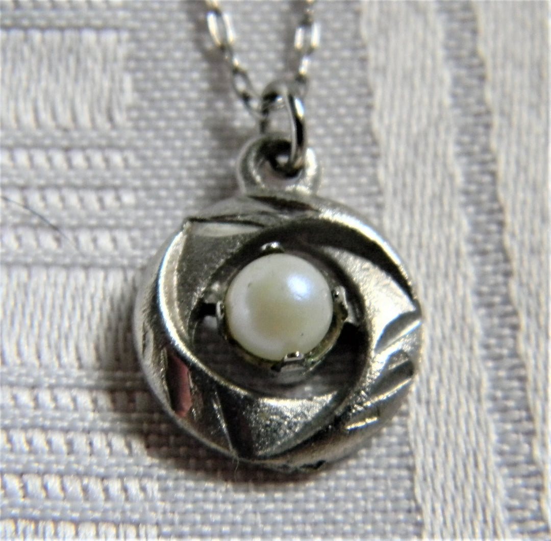 h841 Pretty Silver Tone Necklace with Round Pendant and Center Faux Pearl