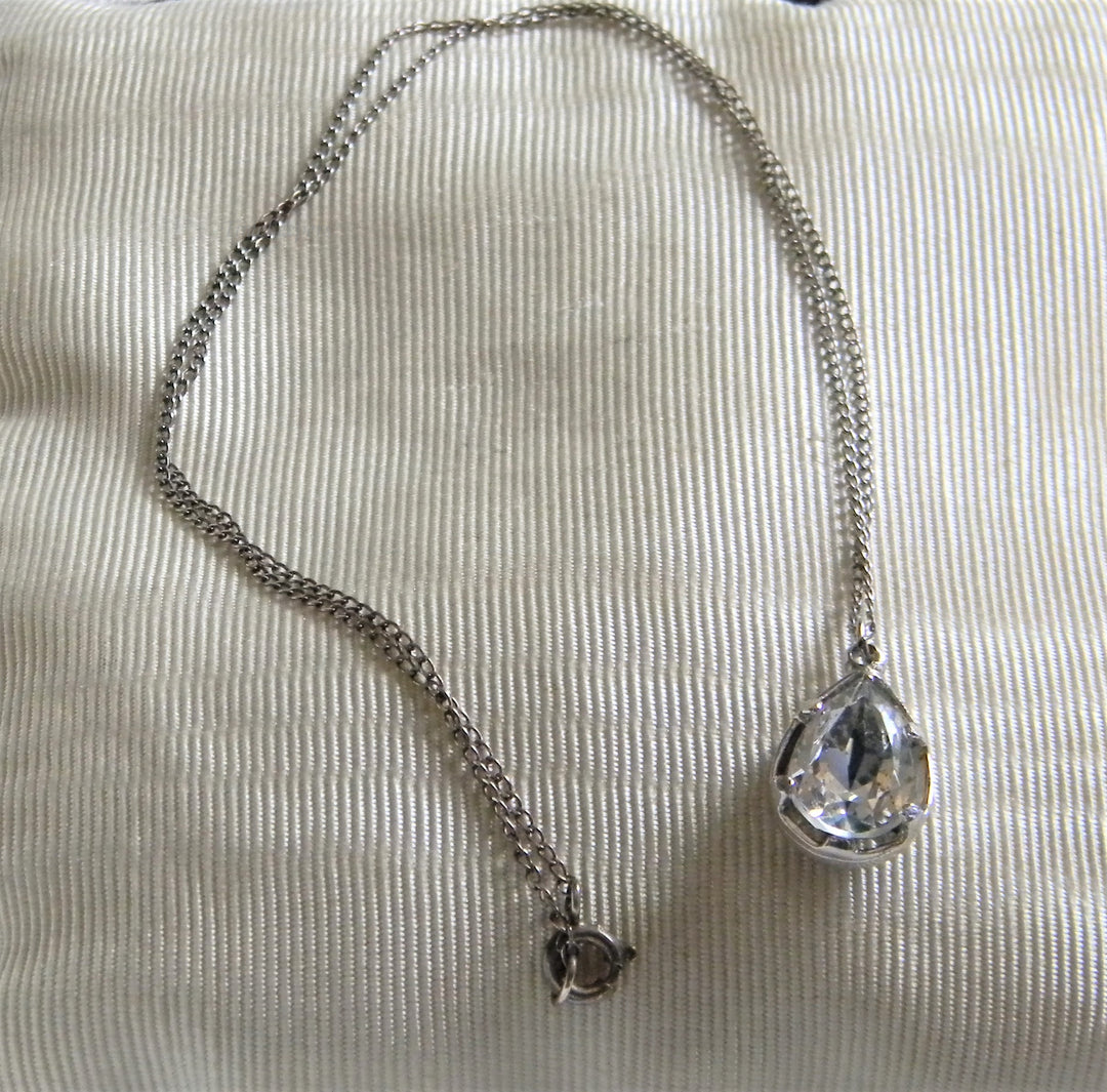 H846 Charming Sterling Silver Necklace with Curb Chain and Crystal Pendant