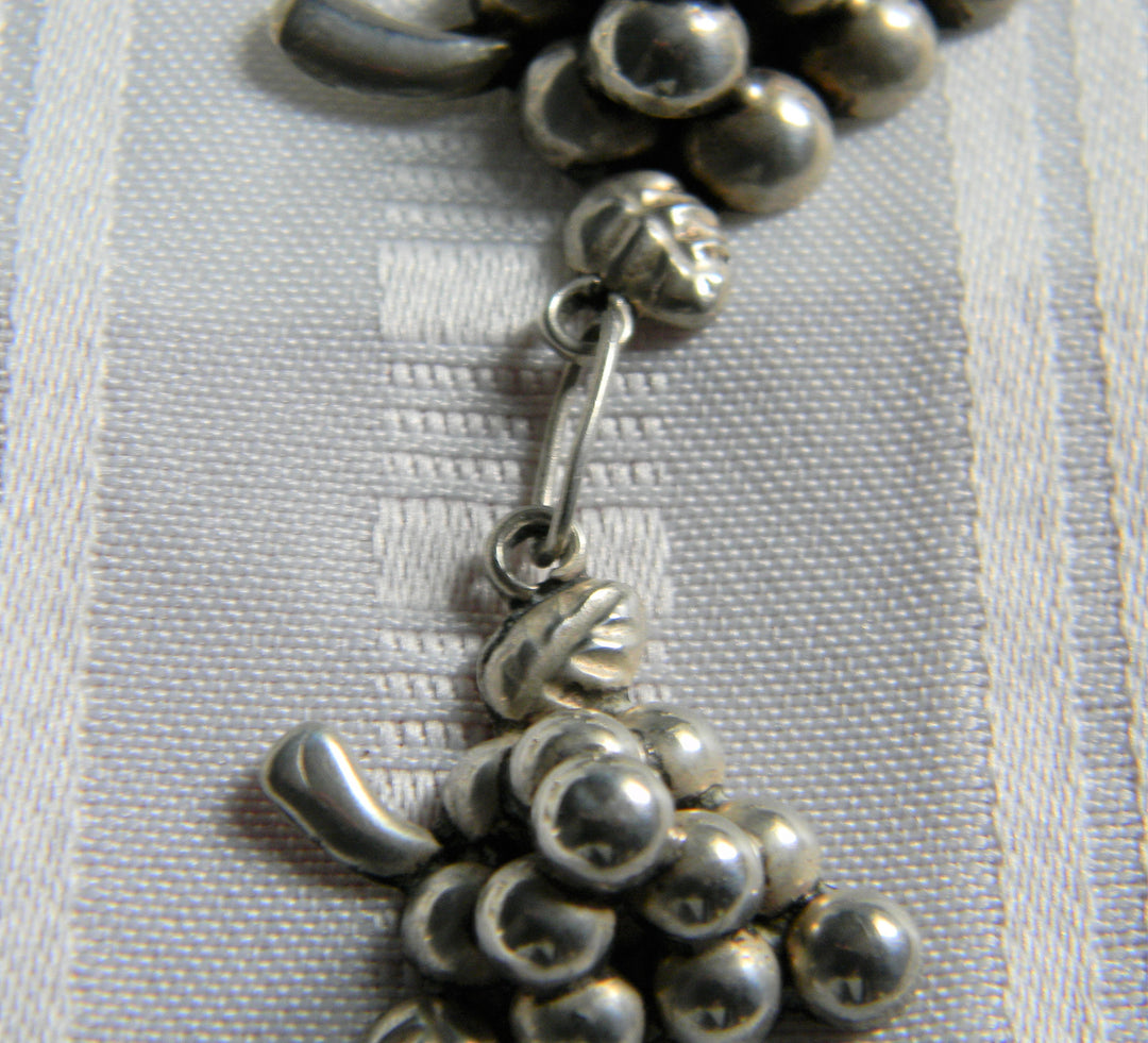 h854 Beautiful Vintage Sterling Silver Necklace with Grape Bunch Links