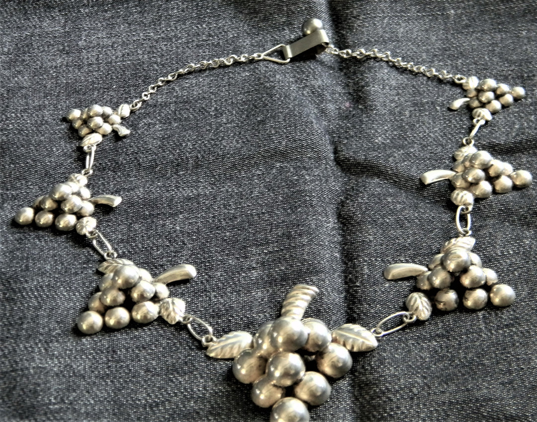 h854 Beautiful Vintage Sterling Silver Necklace with Grape Bunch Links