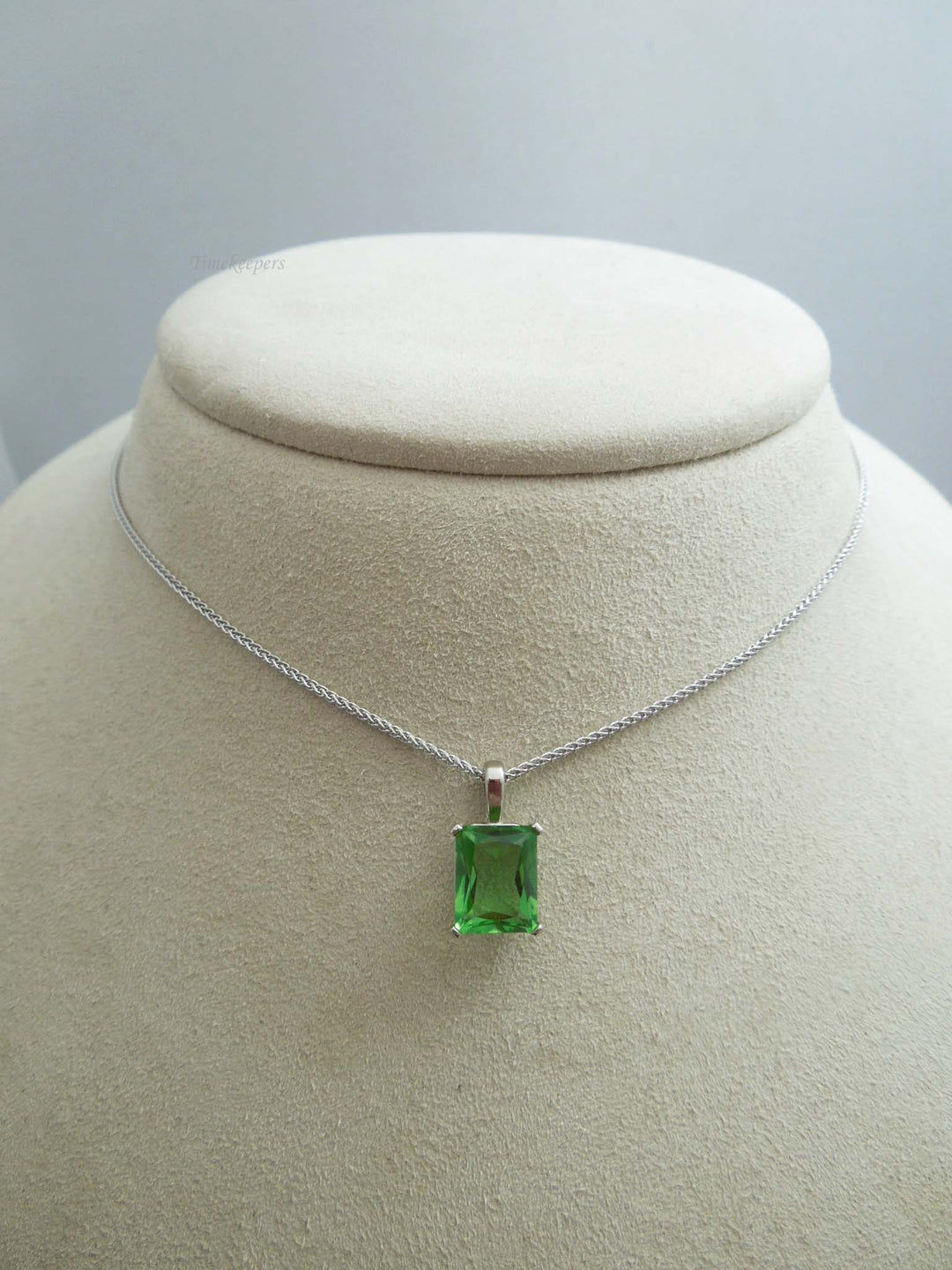 g489 Pretty 14kt White Gold Lab Created Tsavorite Pendant