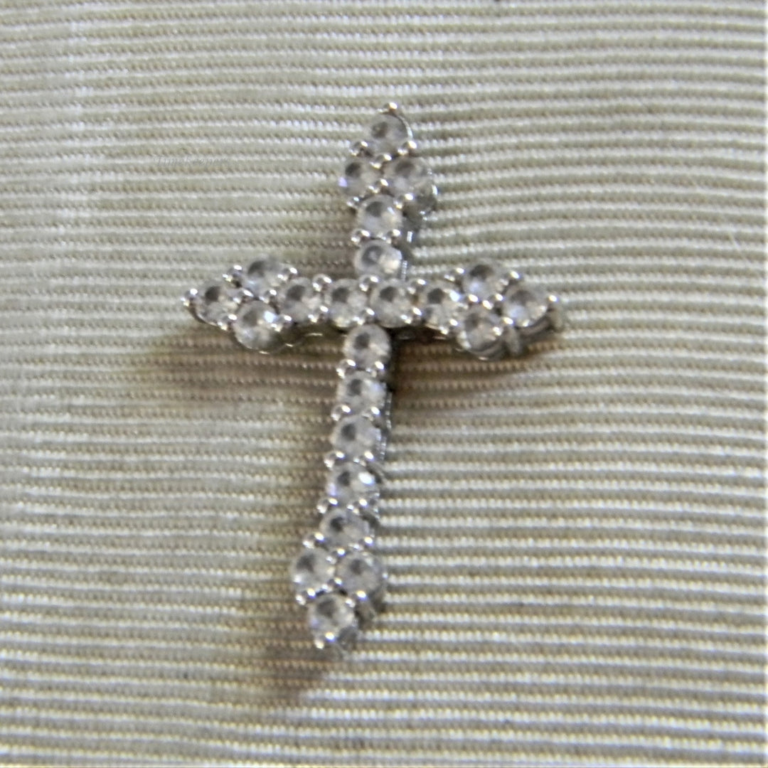 h942 Beautiful Sterling Silver Cross Embedded with Clear Stones