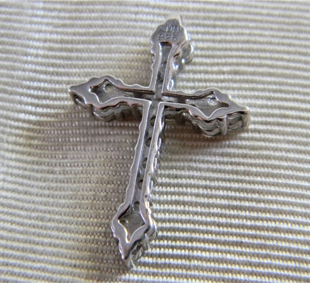 h942 Beautiful Sterling Silver Cross Embedded with Clear Stones