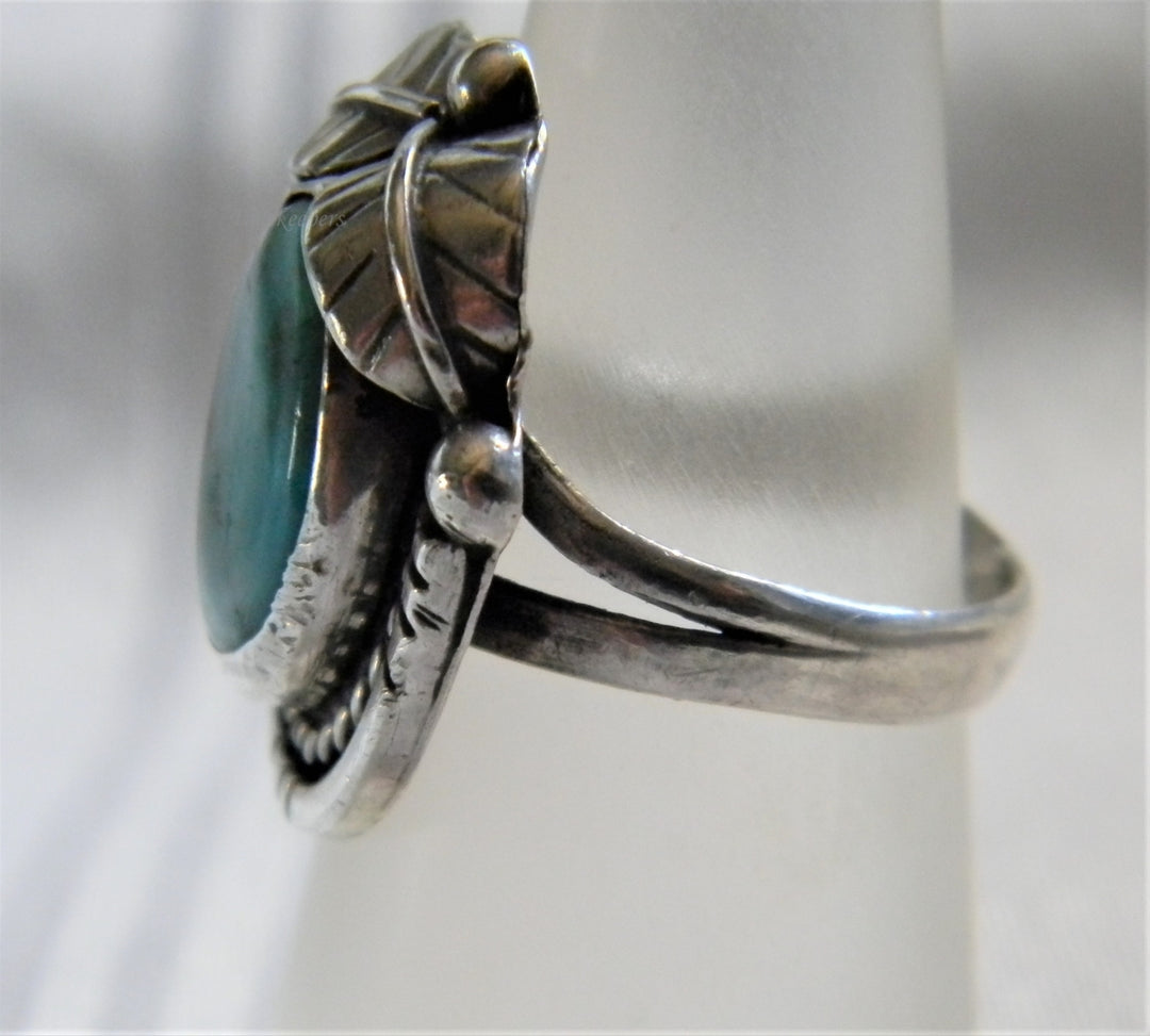 h948 Vintage Sterling Silver Ring with Cabochon set Turquoise in a Silver Frame