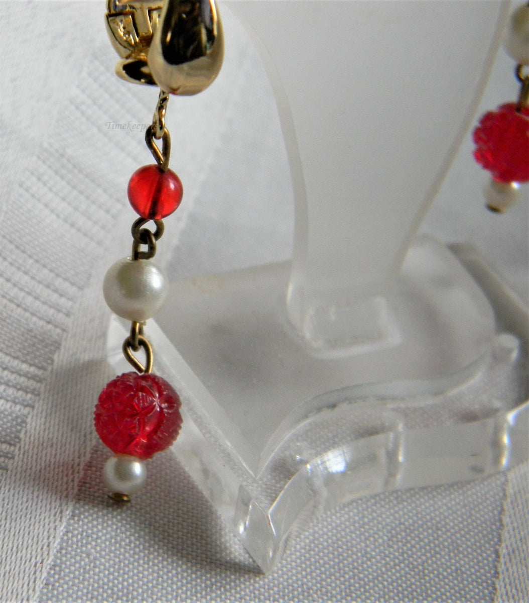 h976 Beautiful Gold Tone Dangle Earrings with Faux Pearls and Red Stones