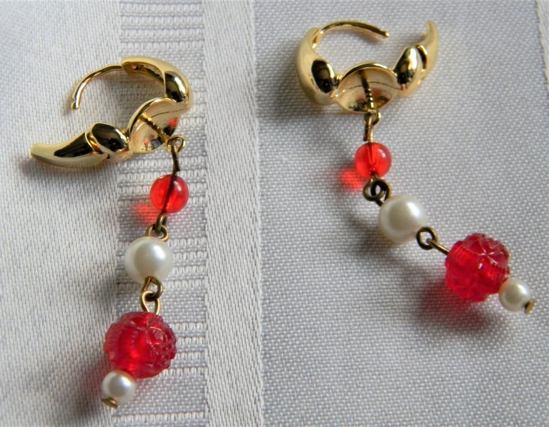 h976 Beautiful Gold Tone Dangle Earrings with Faux Pearls and Red Stones