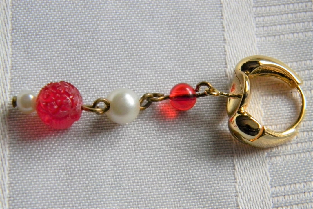 h976 Beautiful Gold Tone Dangle Earrings with Faux Pearls and Red Stones