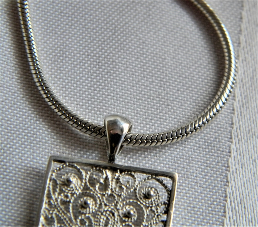 H677 Beautiful 925 Sterling Silver Neck Chain with 835 Silver Filigree Pendant