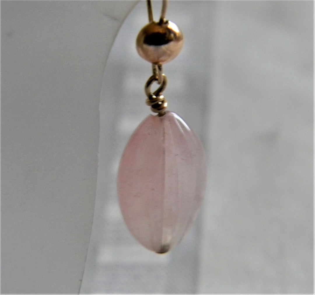 h698 Beautiful Gold Tone Dangle Earrings with Pink Ridged Stones