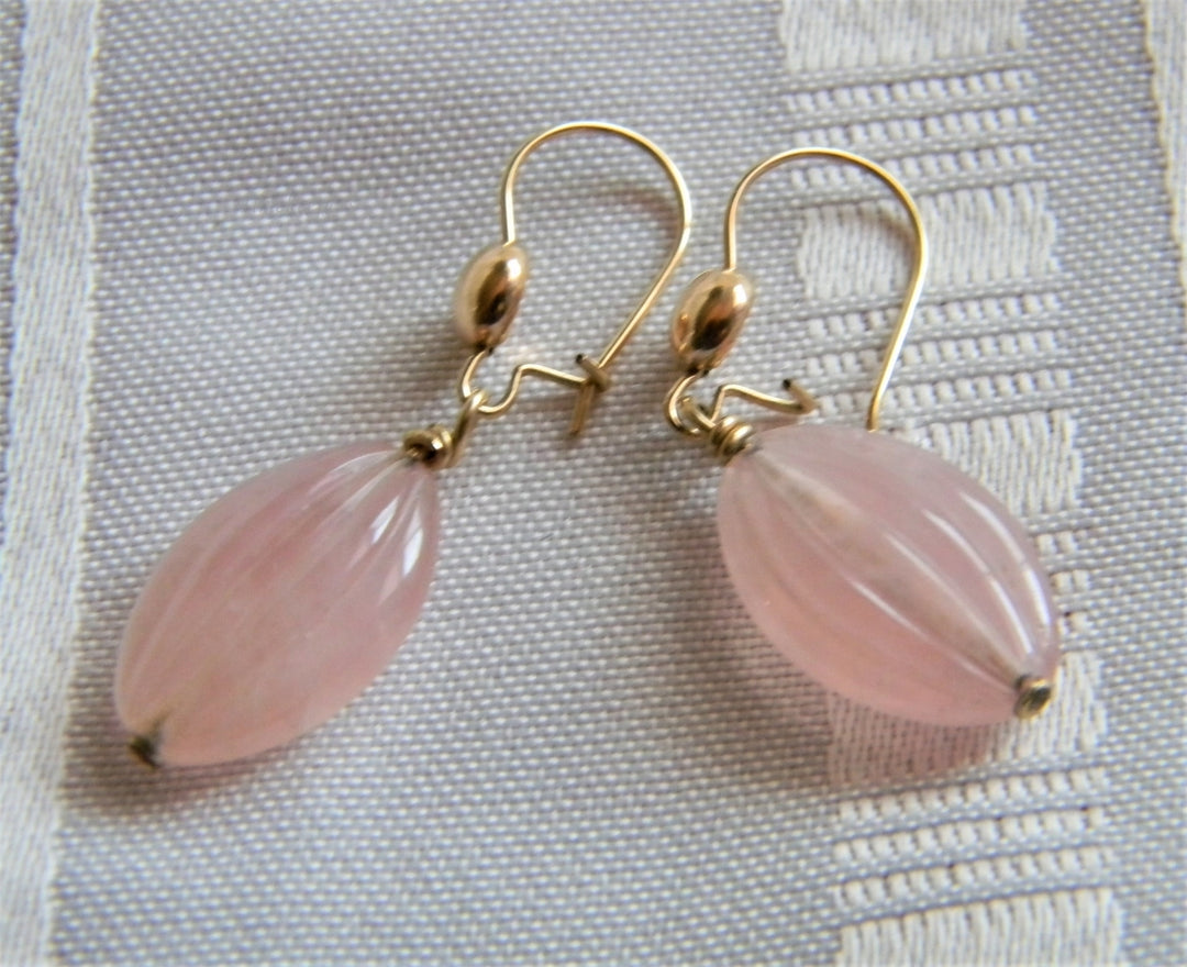 h698 Beautiful Gold Tone Dangle Earrings with Pink Ridged Stones