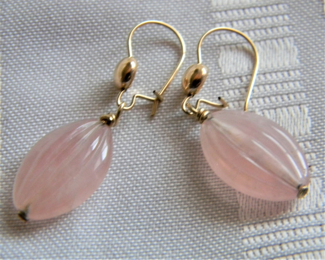 h698 Beautiful Gold Tone Dangle Earrings with Pink Ridged Stones