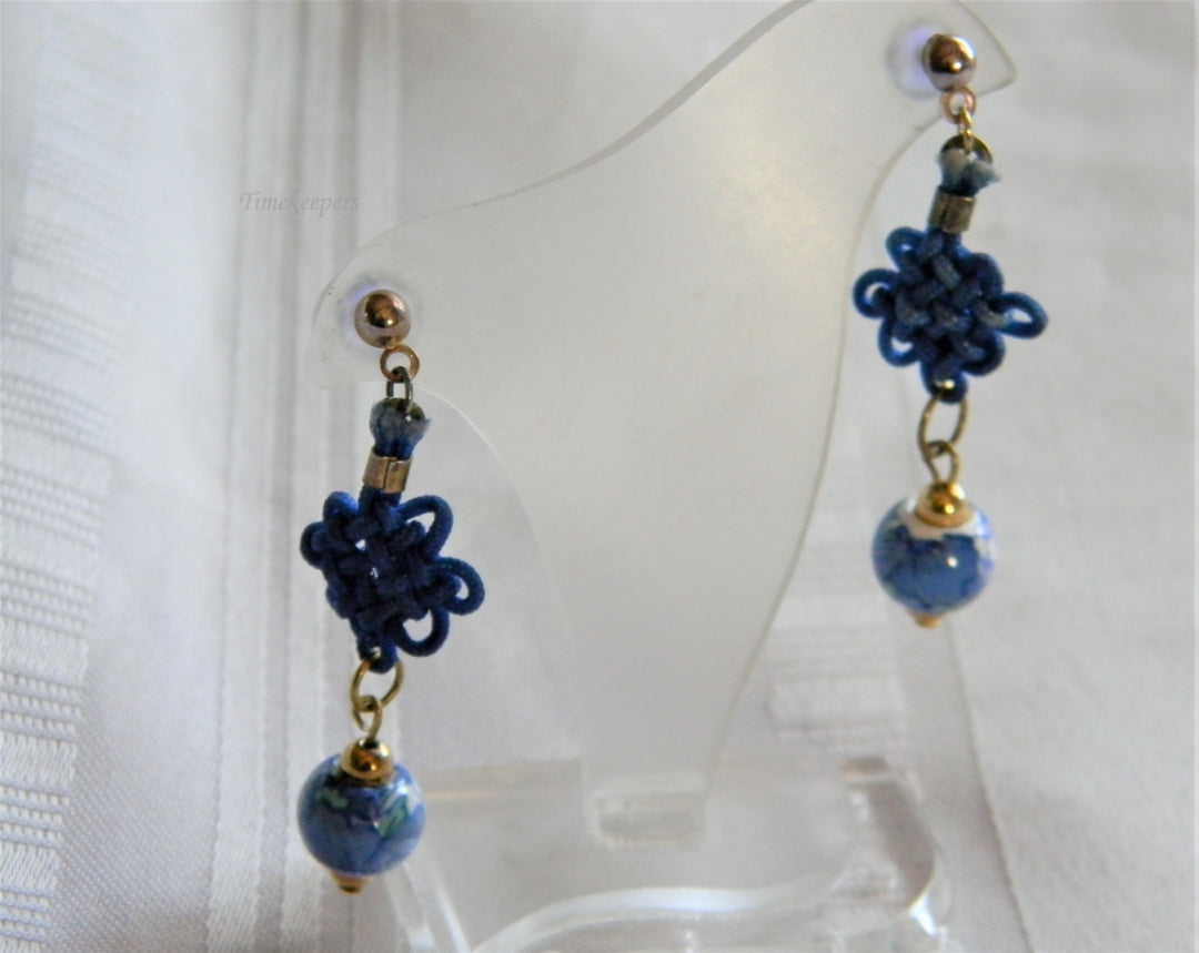 h994 Beautiful Gold Tone Dangle Earrings with Blue Knots and Ceramic Beads