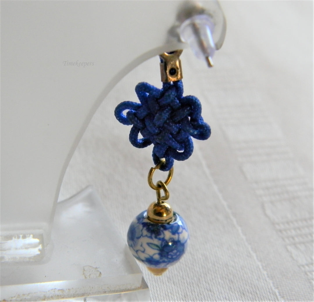 h994 Beautiful Gold Tone Dangle Earrings with Blue Knots and Ceramic Beads