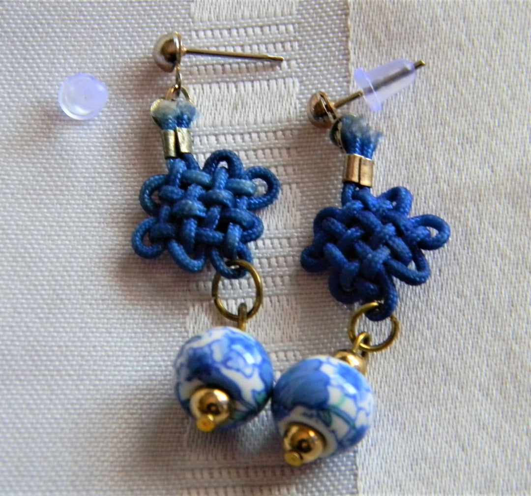 h994 Beautiful Gold Tone Dangle Earrings with Blue Knots and Ceramic Beads