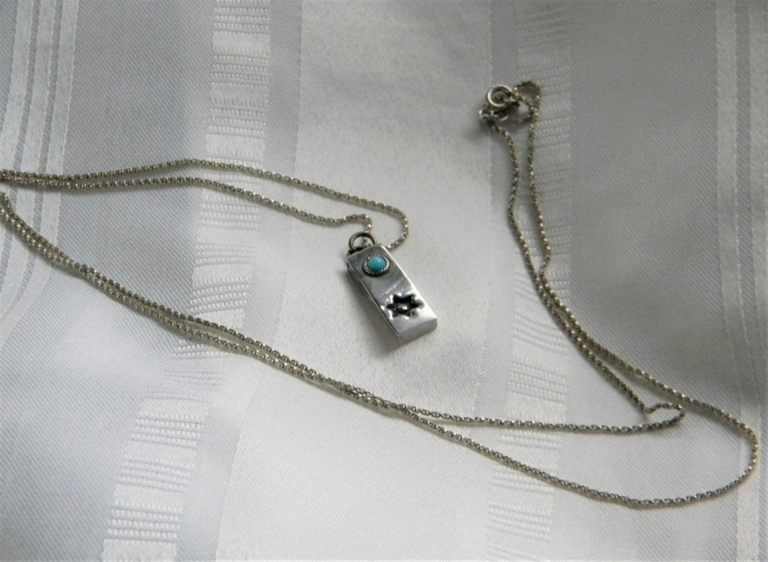 p018 Beautiful 925 Sterling Silver Pendant with Star And Turquoise on Box chain