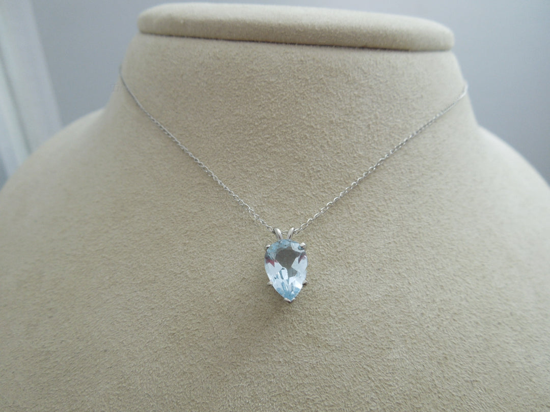 g692 Beautiful Ladies 14kt White Gold Aquamarine Pendant and 16" Necklace