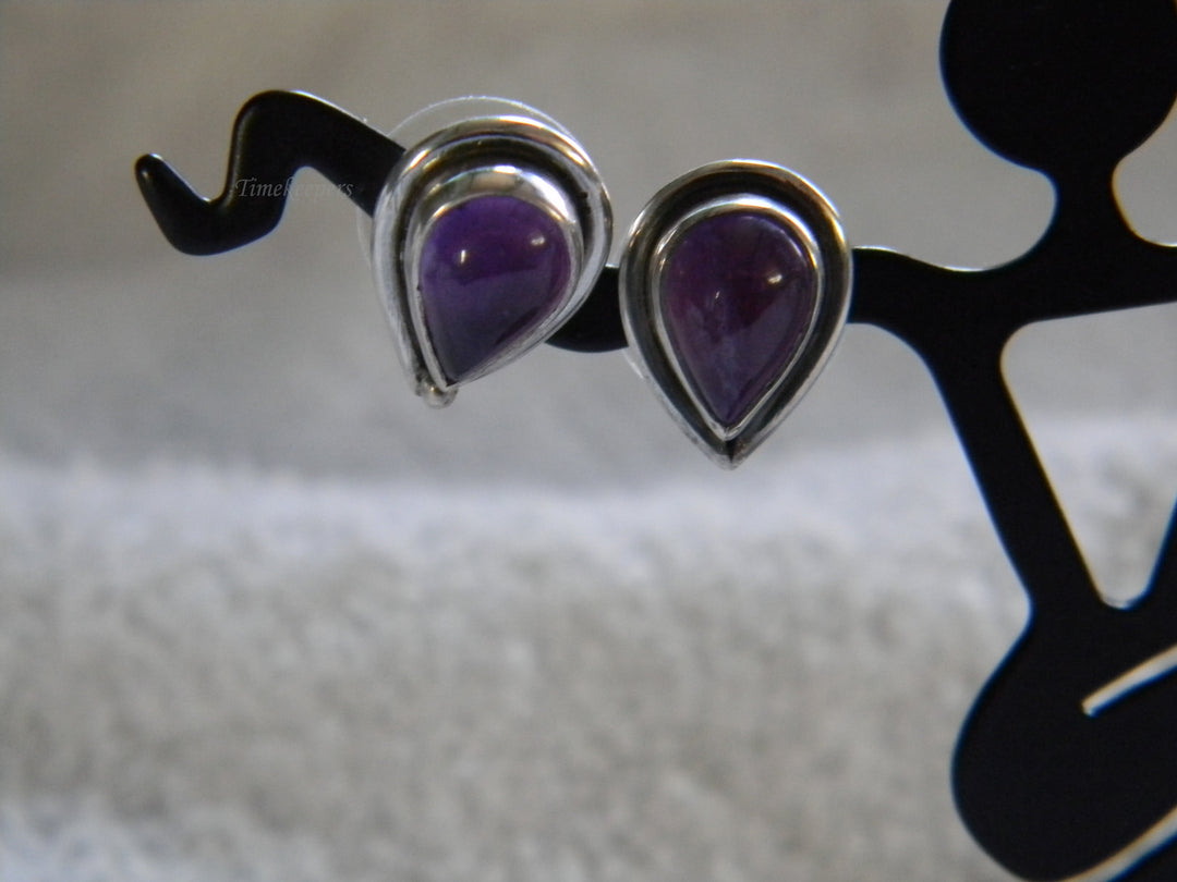 j792 Pretty Vintage Sterling Silver Stud Earrings with Purple Tear Drop Stones