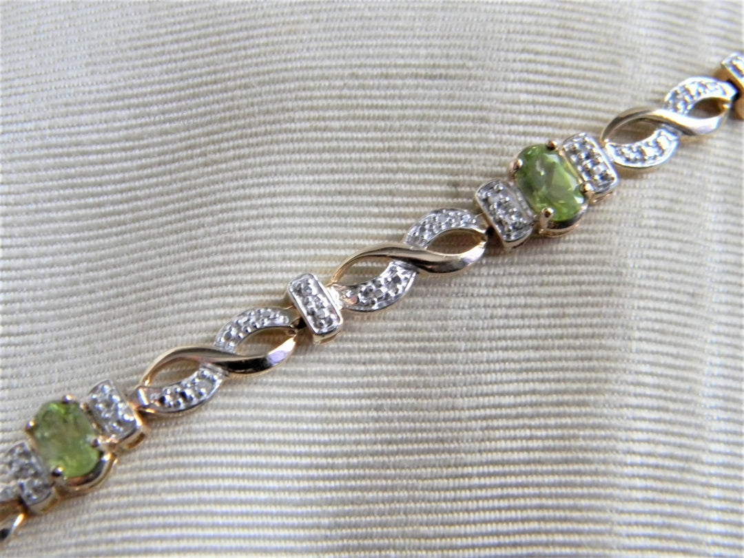 p041 Beautiful Sterling Silver with gold plating Link Bracelet with Peridots