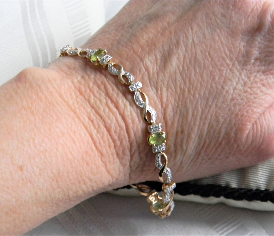 p041 Beautiful Sterling Silver with gold plating Link Bracelet with Peridots