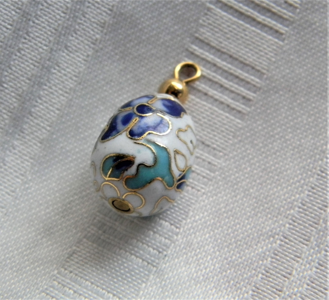 p065 Stunning Vintage Cloisonne Pendant in White and blue with Gold Accents