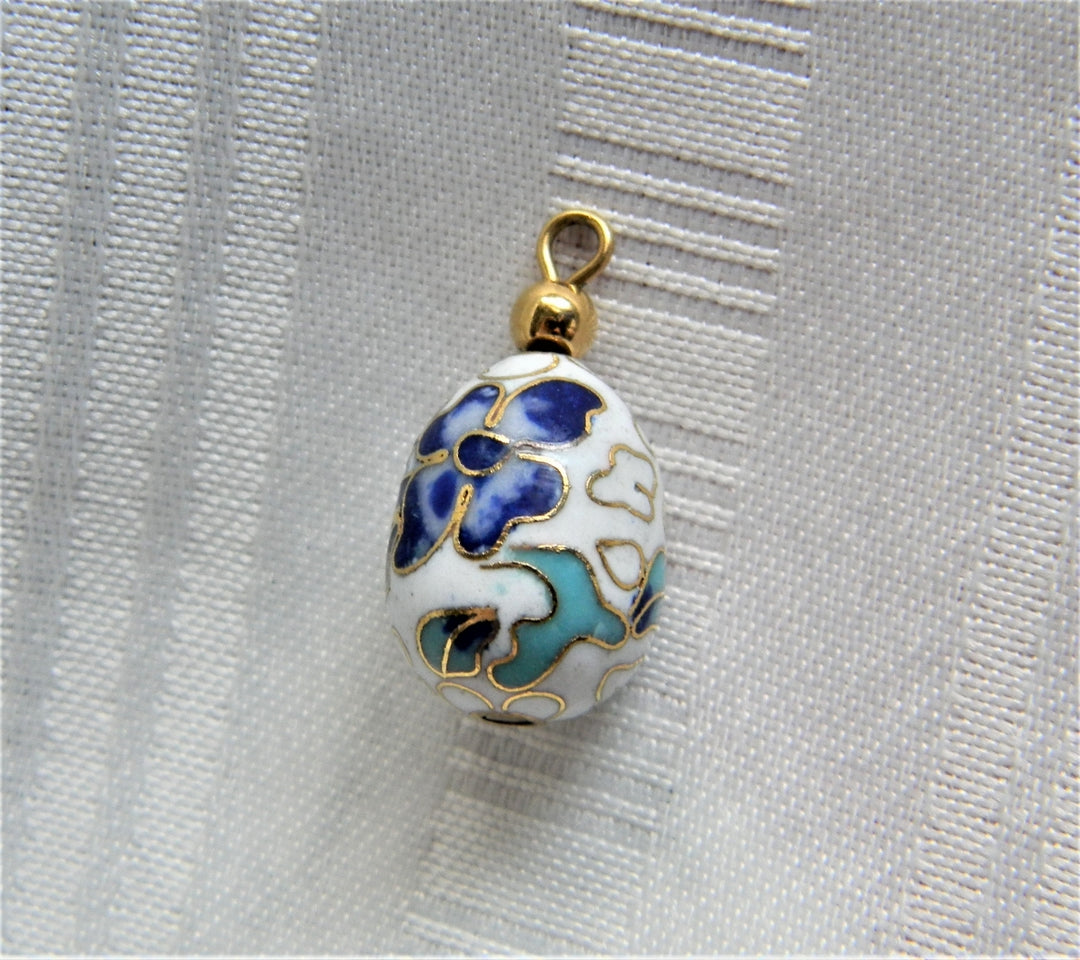 p065 Stunning Vintage Cloisonne Pendant in White and blue with Gold Accents