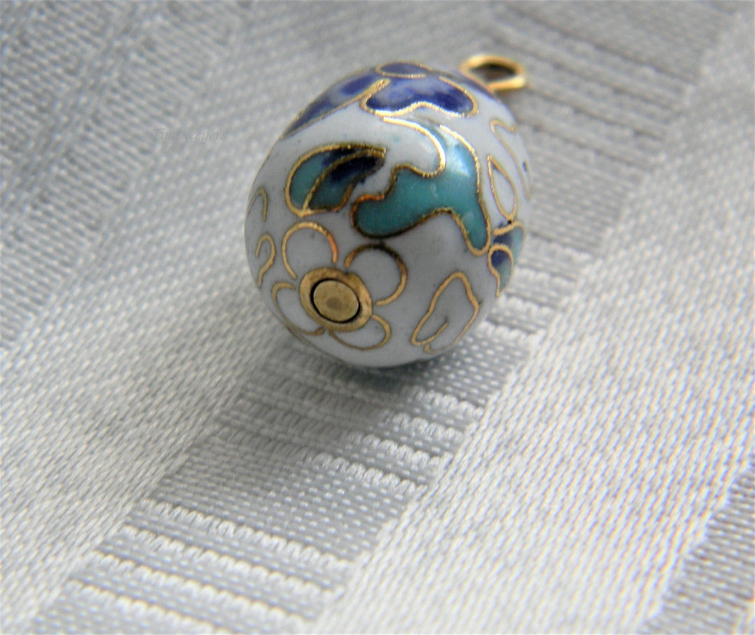 p065 Stunning Vintage Cloisonne Pendant in White and blue with Gold Accents