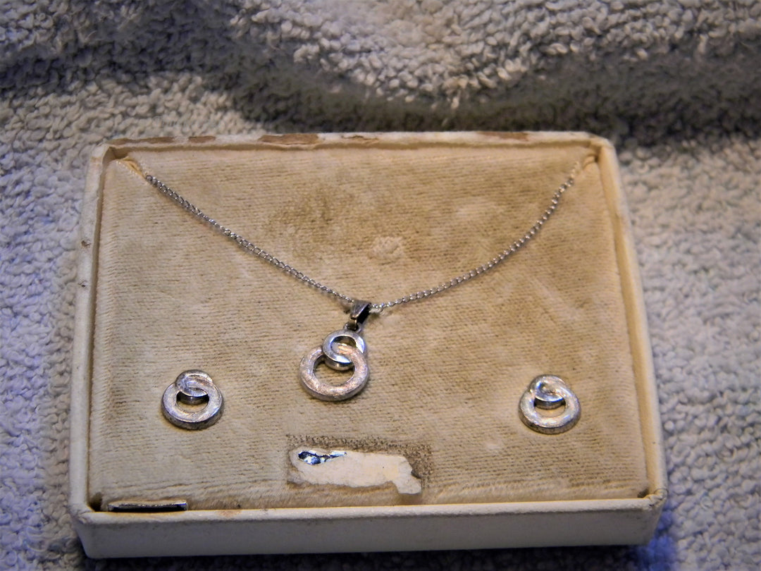 j830 Vintage New/ Old Stock Sterling Necklace and Earring Set