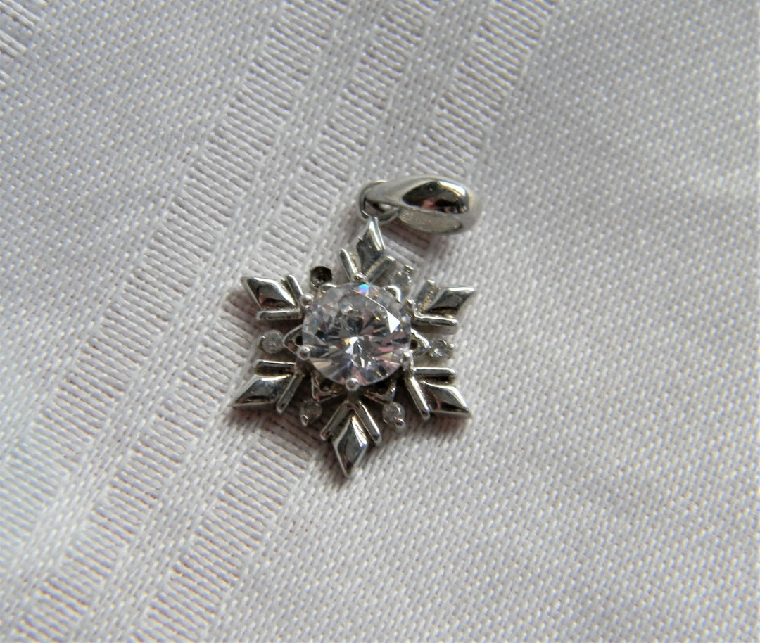 p067 Pretty Snowflake Pendant with Center Clear Stone in Sterling