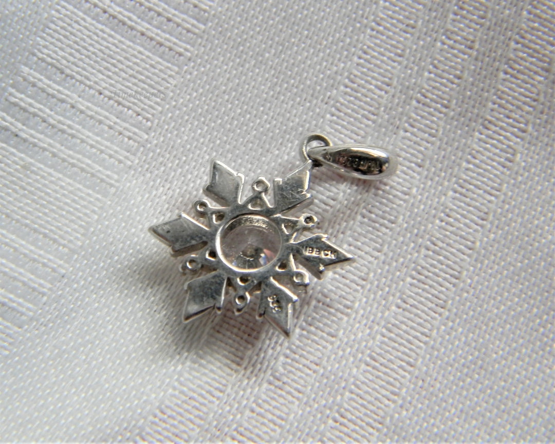 p067 Pretty Snowflake Pendant with Center Clear Stone in Sterling