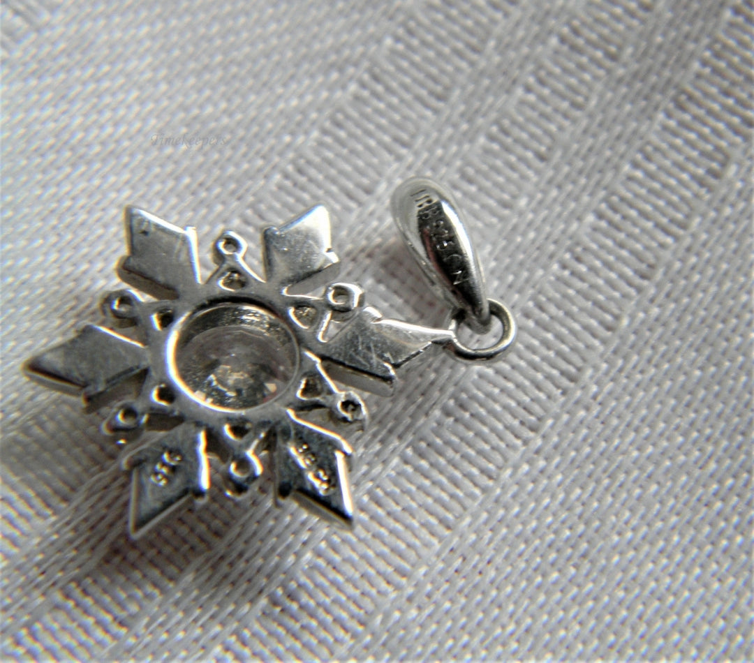 p067 Pretty Snowflake Pendant with Center Clear Stone in Sterling