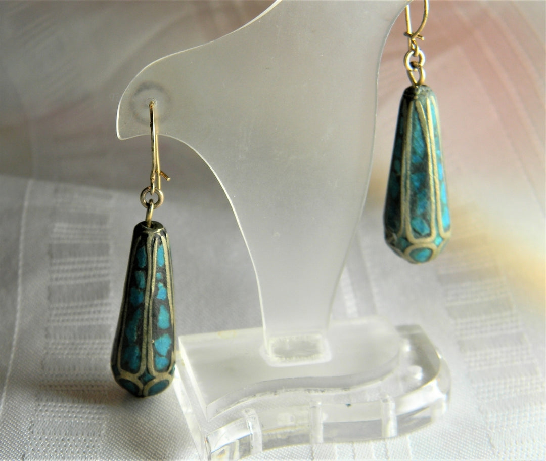 p075 Unique Inlaid Turquoise Chip Dangling Earrings in Gold Tone