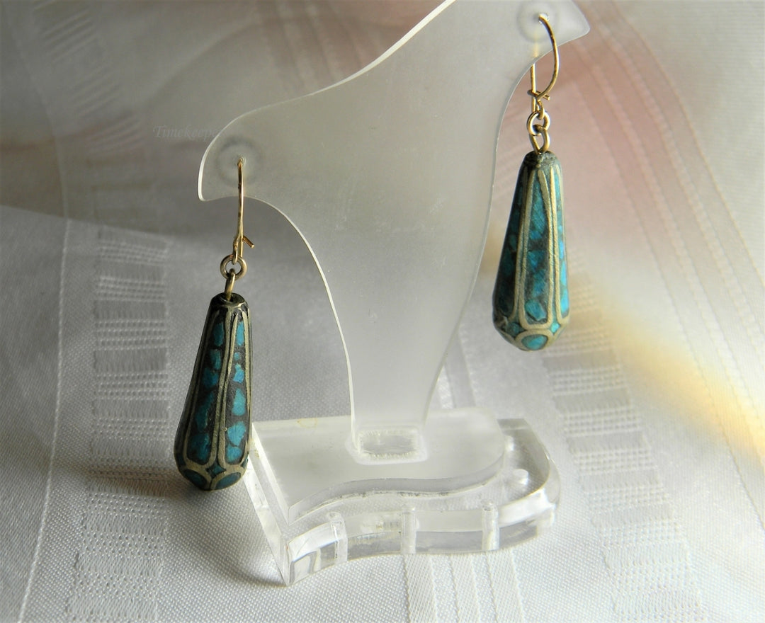 p075 Unique Inlaid Turquoise Chip Dangling Earrings in Gold Tone