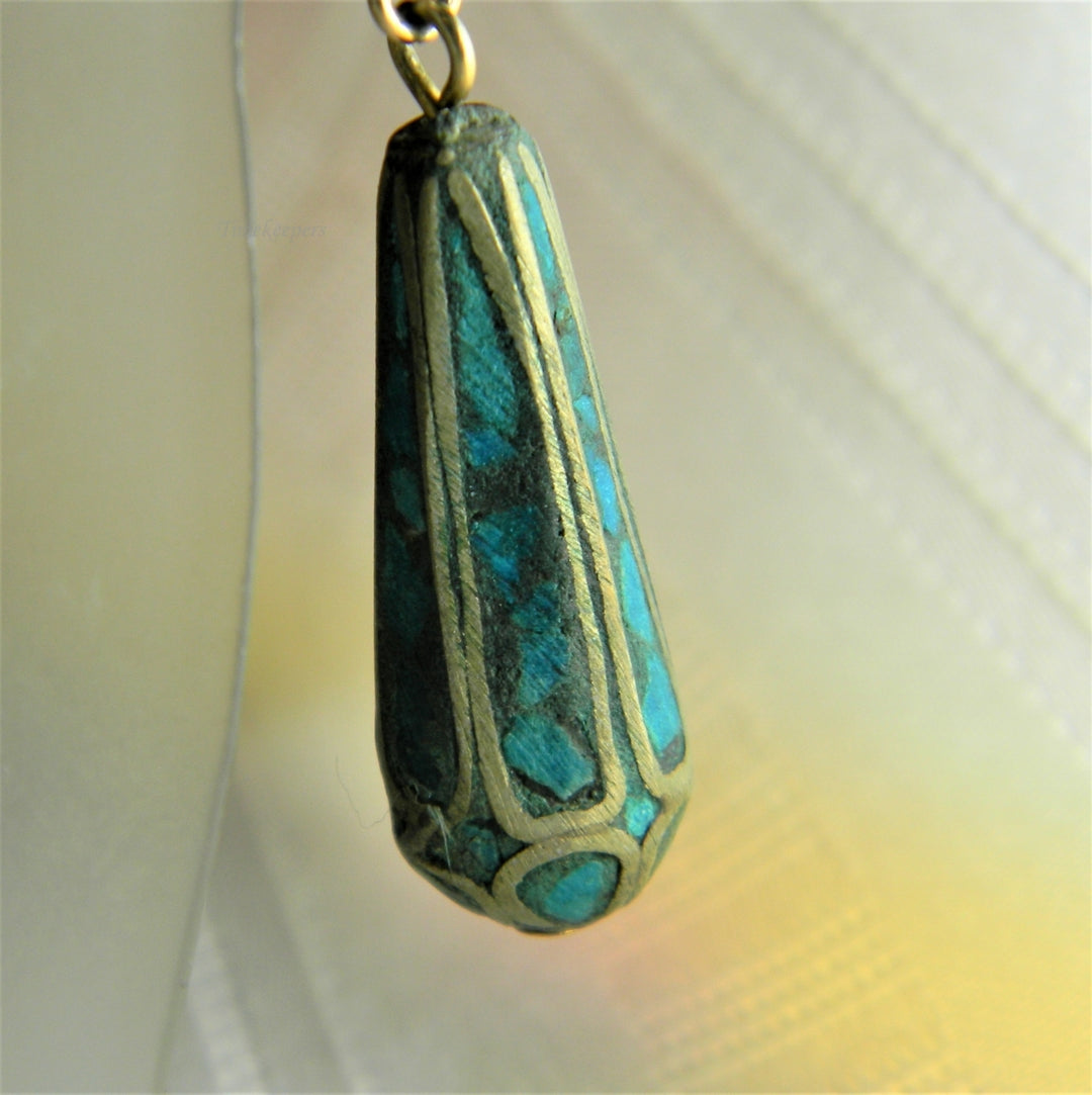 p075 Unique Inlaid Turquoise Chip Dangling Earrings in Gold Tone