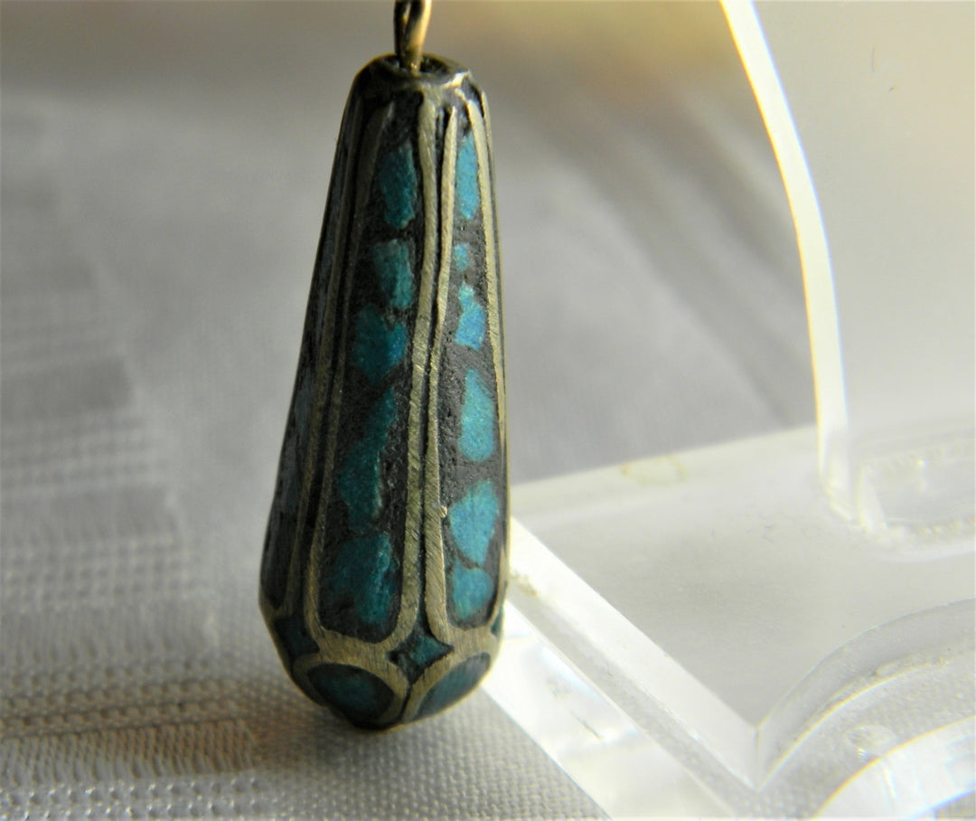 p075 Unique Inlaid Turquoise Chip Dangling Earrings in Gold Tone