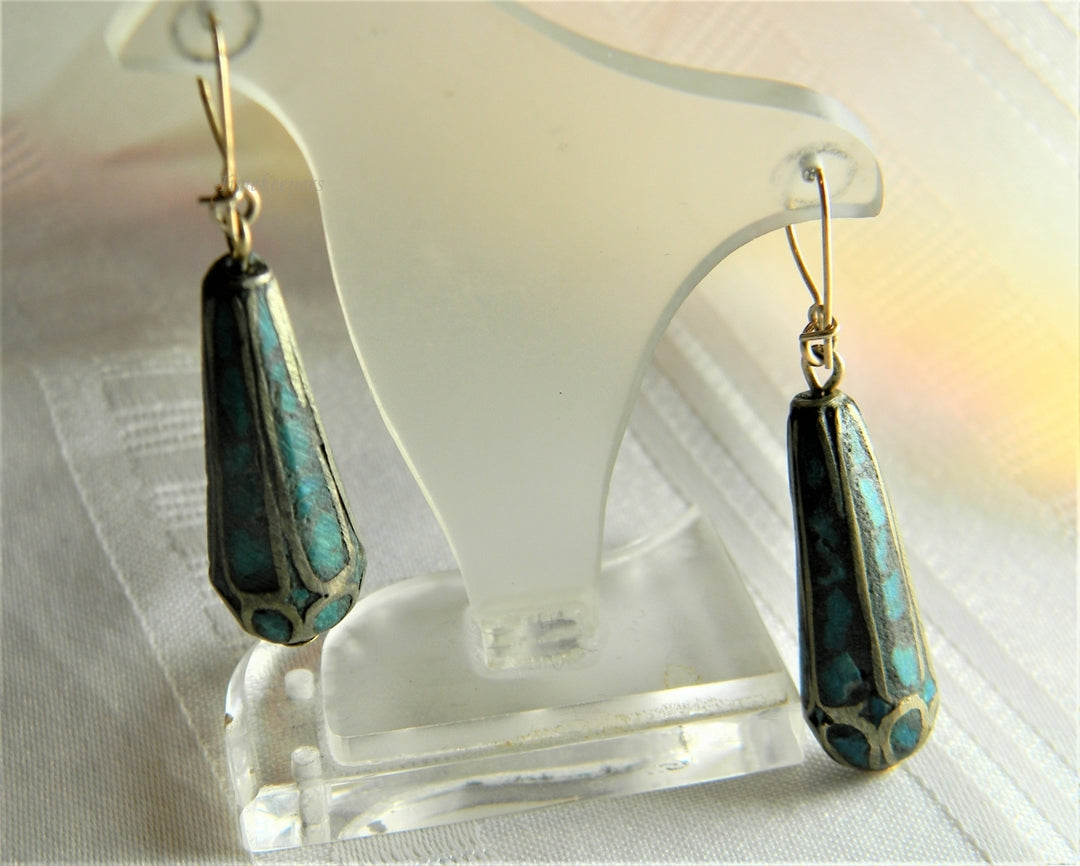 p075 Unique Inlaid Turquoise Chip Dangling Earrings in Gold Tone