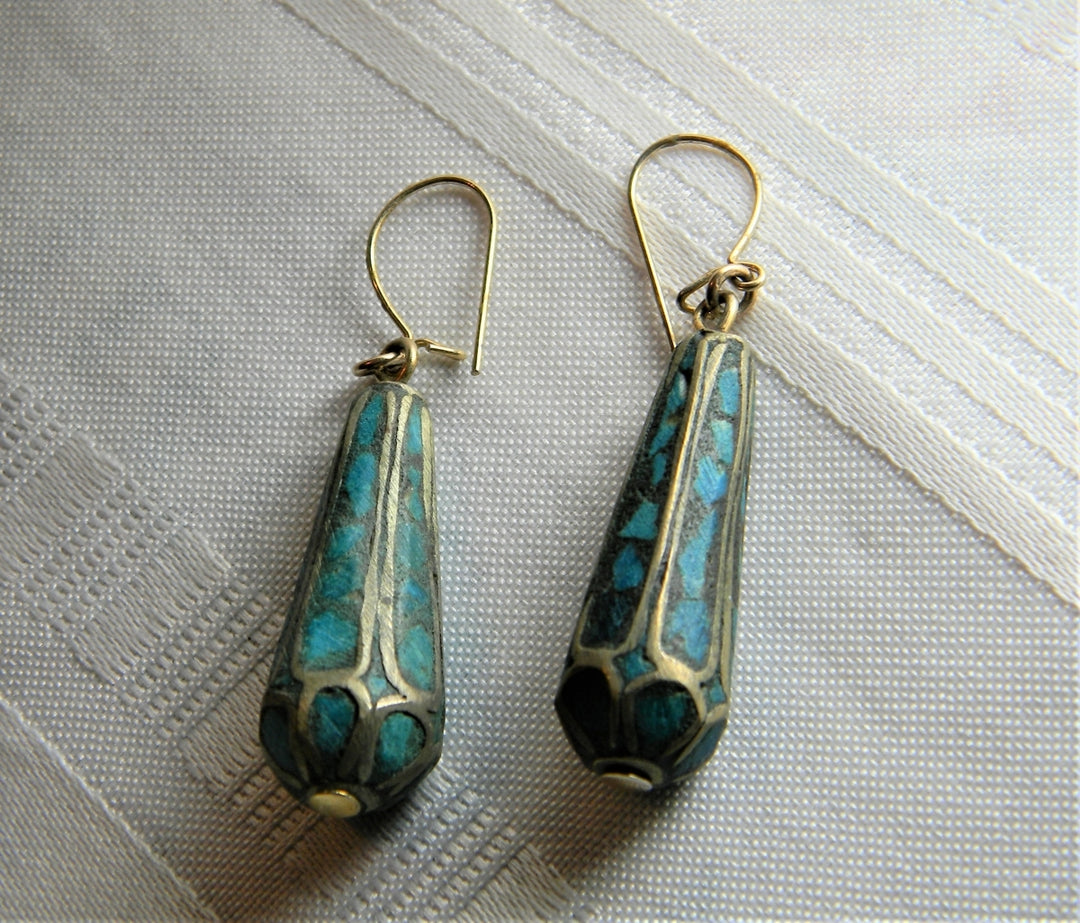 p075 Unique Inlaid Turquoise Chip Dangling Earrings in Gold Tone