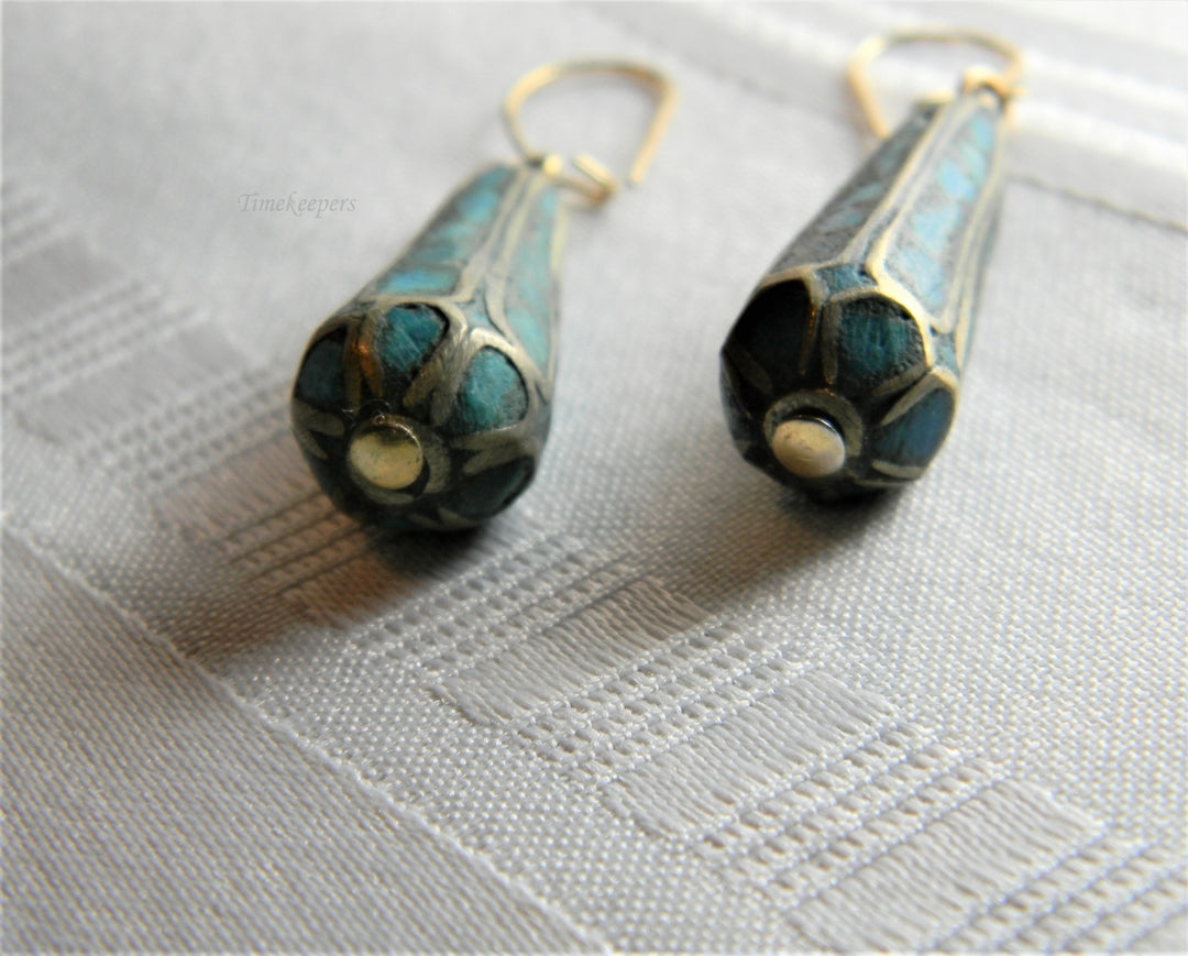 p075 Unique Inlaid Turquoise Chip Dangling Earrings in Gold Tone