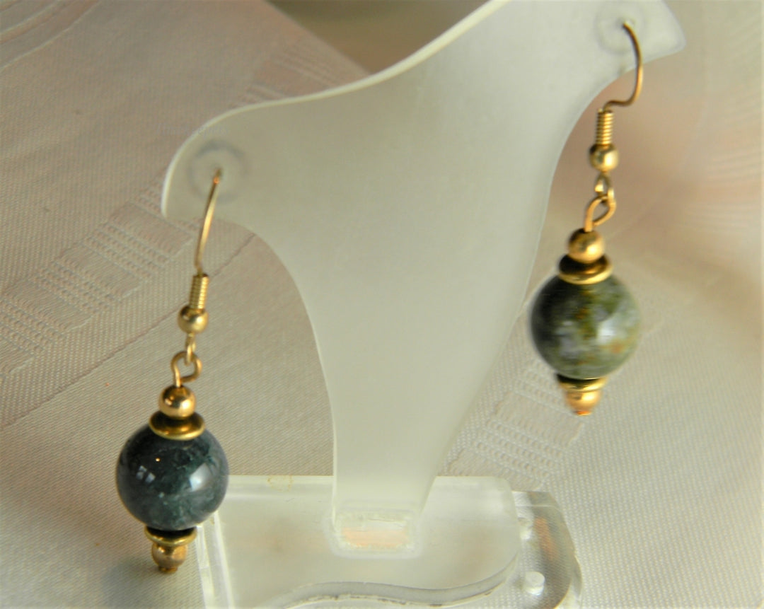 p077 Beautiful Green Glass Beaded Dangling Earrings in Gold Tone