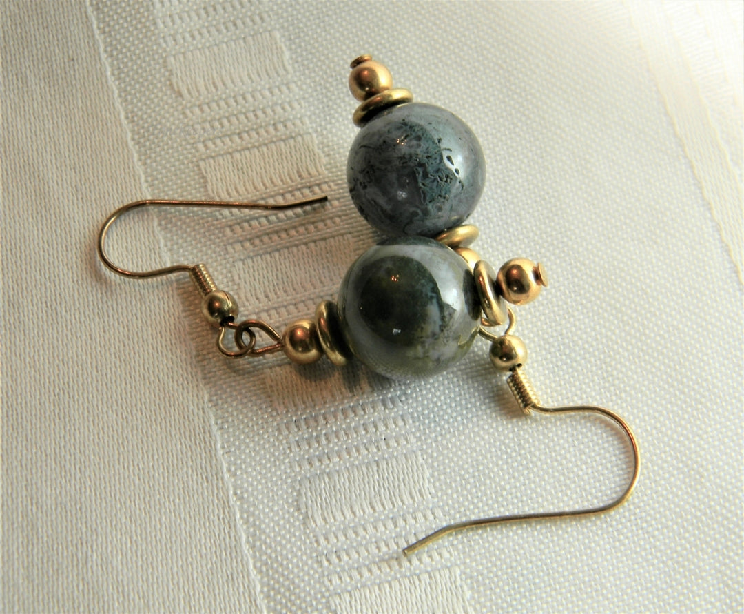 p077 Beautiful Green Glass Beaded Dangling Earrings in Gold Tone