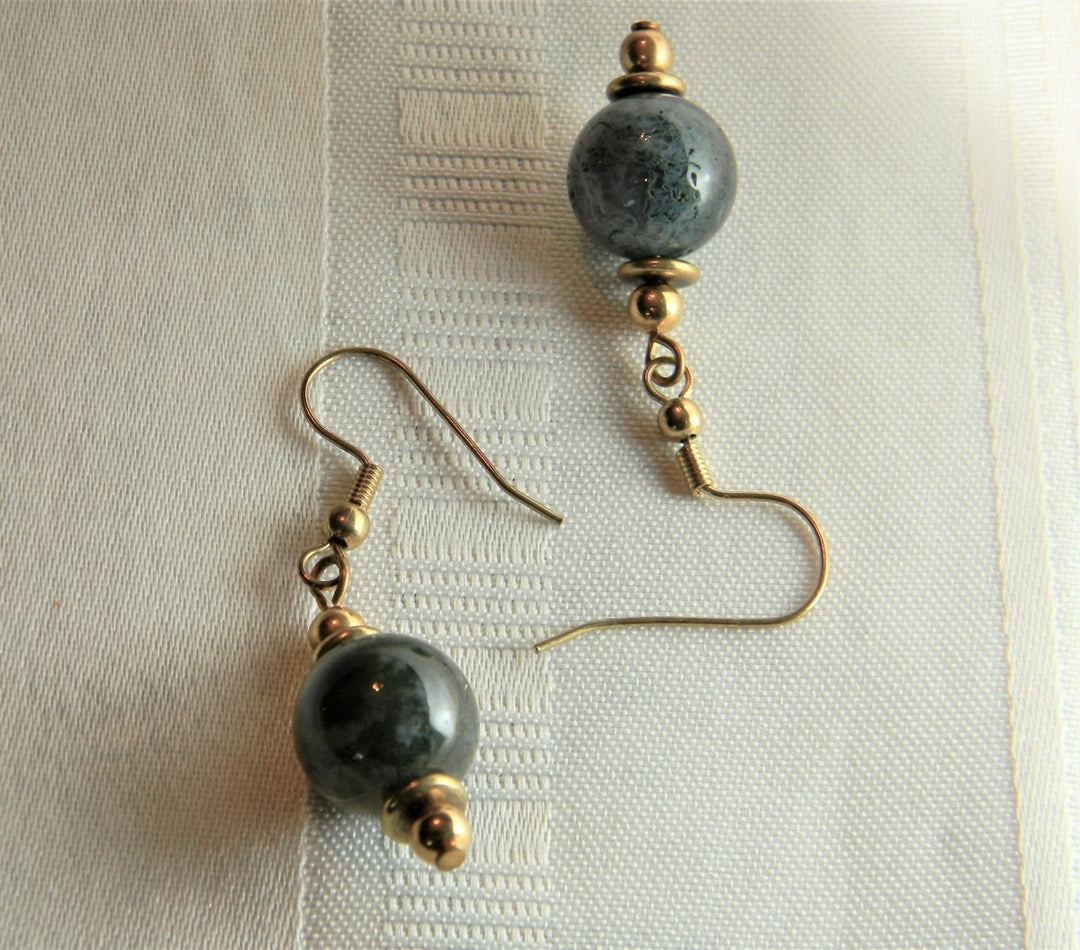 p077 Beautiful Green Glass Beaded Dangling Earrings in Gold Tone