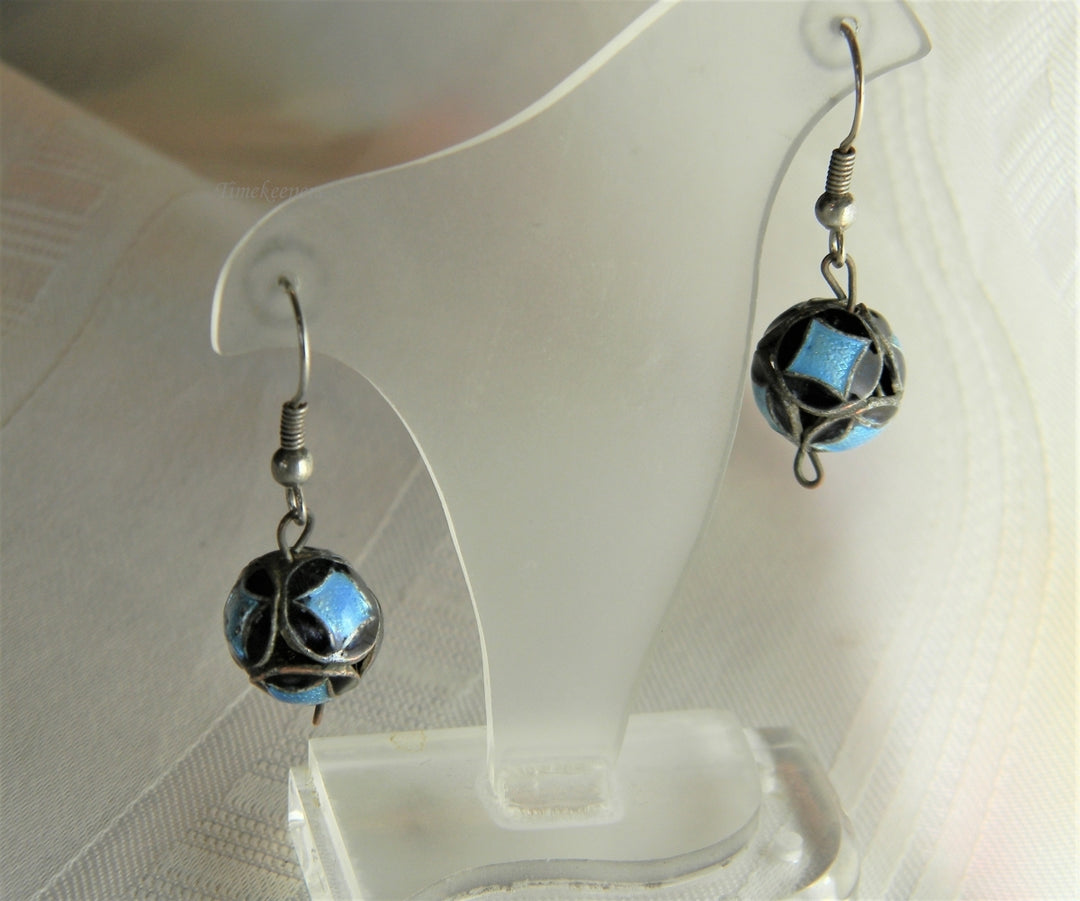 p078 Beautiful Metal Enamel Beaded Dangling Earrings in Silver Tone