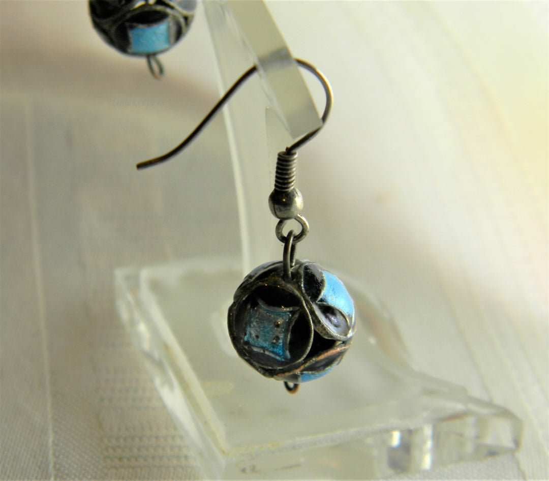 p078 Beautiful Metal Enamel Beaded Dangling Earrings in Silver Tone